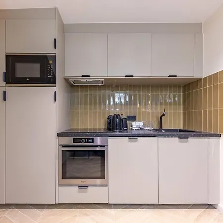 New Spacious 4 Star Family In Chic 16th District * פריז