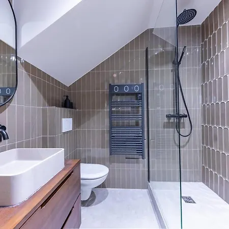 New Spacious 4 Star Family In Chic 16th District Paris