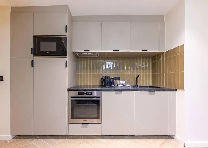 New Spacious 4 Star Family In Chic 16th District * פריז