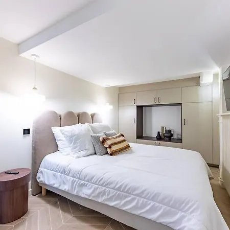 New Spacious 4 Star Family In Chic 16th District Paryż
